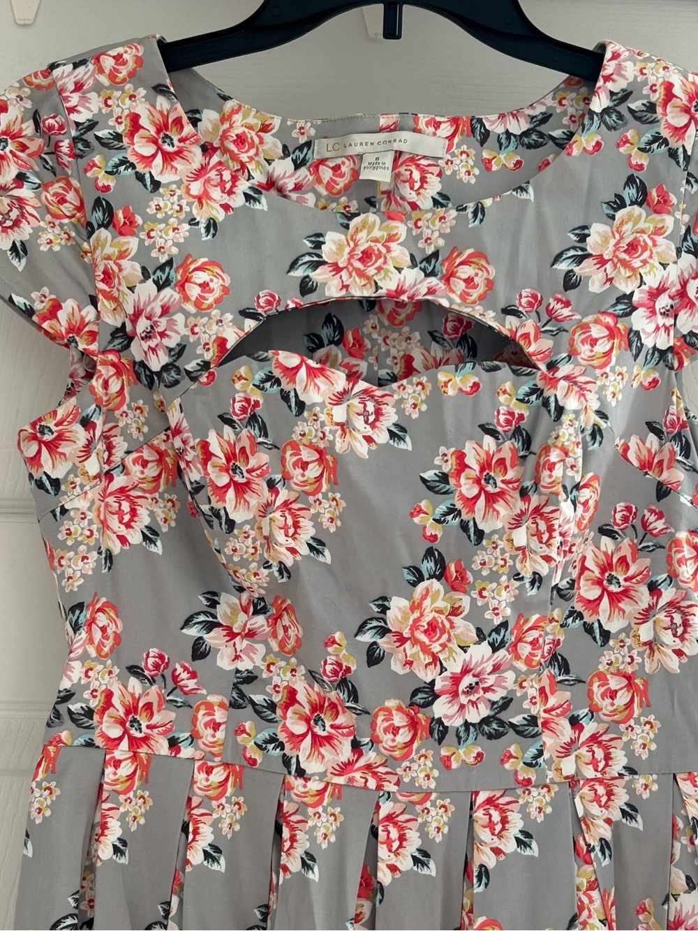 LC Lauren Conrad Summer Grey Cutout Pleated Floral Cap Sleeve Dress Size 6 - Picture 3 of 8